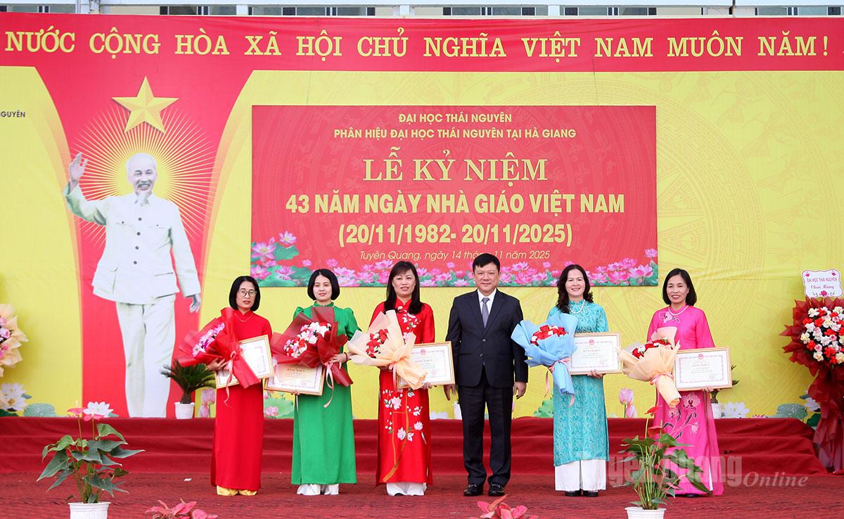 Thừa ủy quyền, Giám đốc Đại học Thái Nguyên Hoàng Văn Hùng tặng Bằng khen các cá nhân có thành xuất sắc năm 2023 và 2024.
