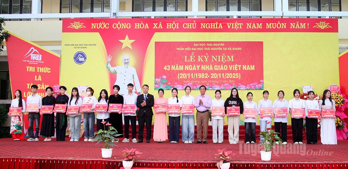 Các em sinh viên nhận học bổng “Tân Trào tiếp sức đến trường”.