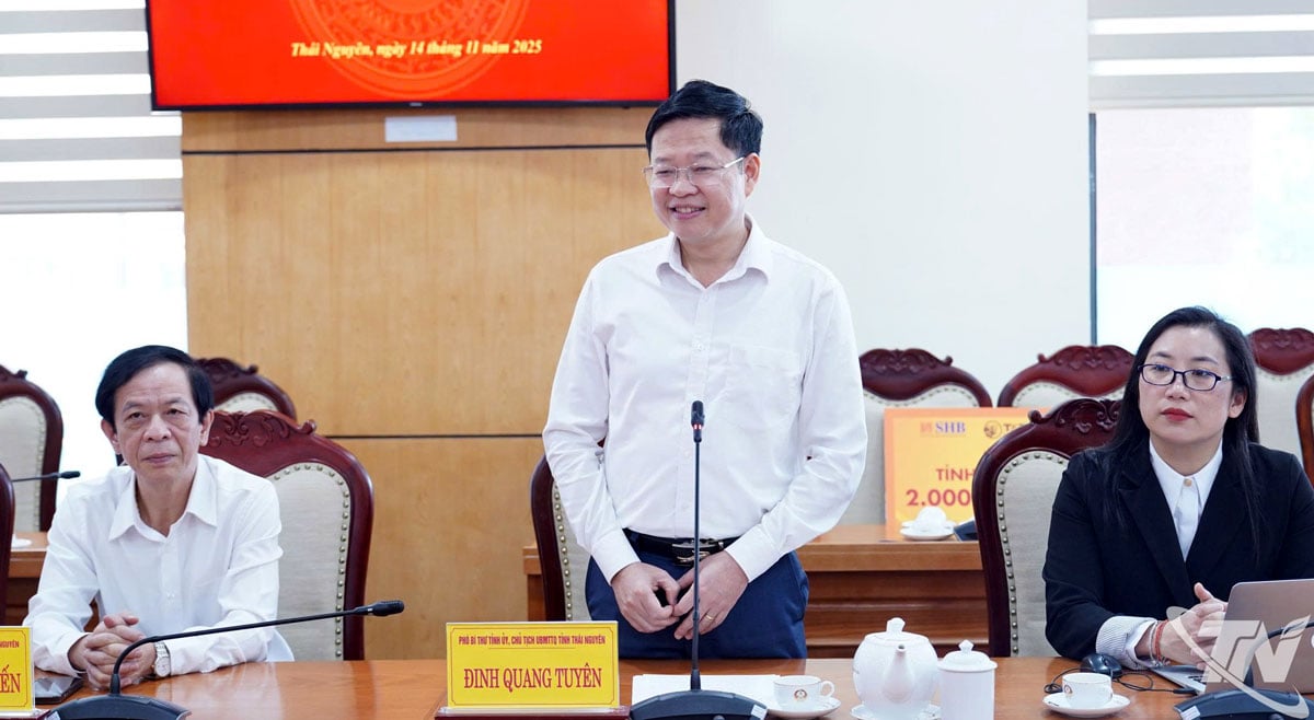 សមមិត្ត Dinh Quang Tuyen លេខារងគណៈកម្មាធិការបក្សខេត្ត ប្រធានគណៈកម្មាធិការរណសិរ្សមាតុភូមិវៀតណាមបានថ្លែងអំណរគុណធនាគារ SHB ដែលបានជួយឧបត្ថម្ភទាន់ពេលវេលា។