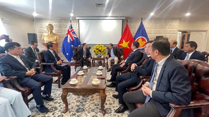 Vietnamese delegation works with the Embassy in Australia on cooperation in science, technology and community work.