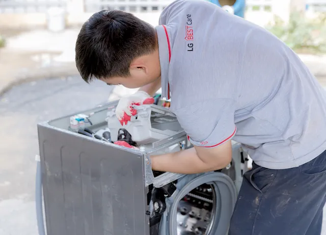 អ្នកបច្ចេកទេស LG ត្រួតពិនិត្យ និងសម្អាតផលិតផល LG ដែលខូច។