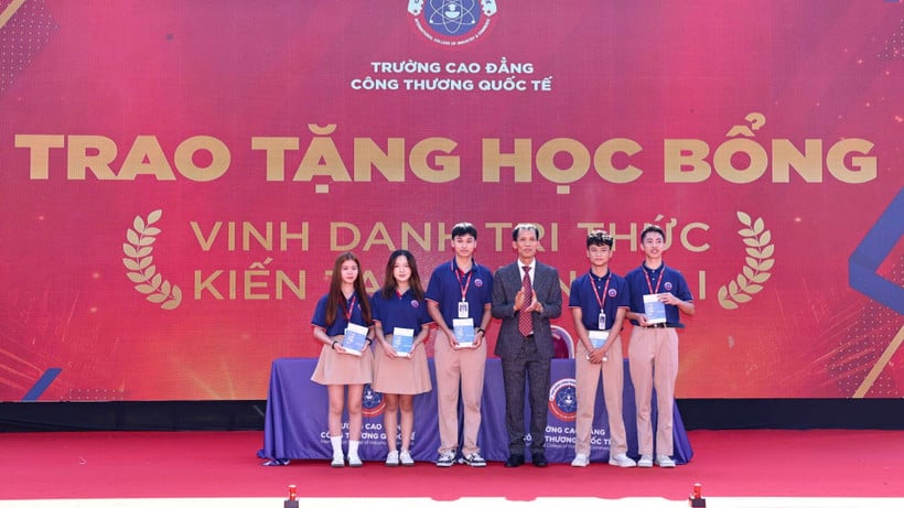 توزيع المنح الدراسية لطلبة الكلية الدولية للصناعة والتجارة.