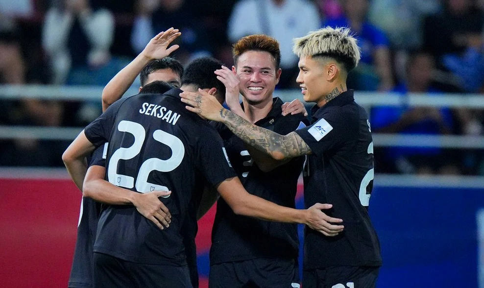 Tuyển Thái Lan thắng nhọc trong ngày Theerathon Bunmathan ghi bàn