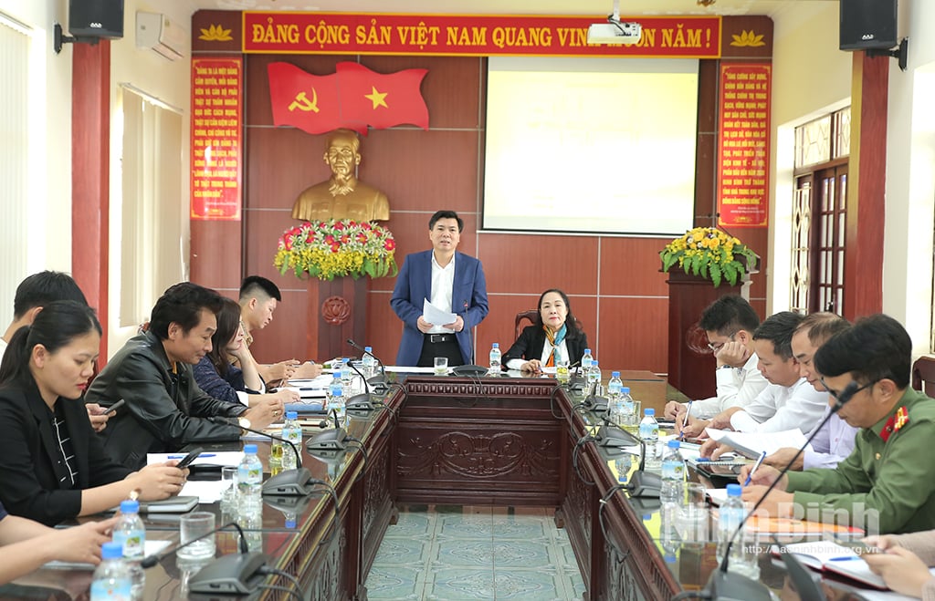 מנהיגי מחלקת התרבות והספורט של נין בין דיברו בכנס.