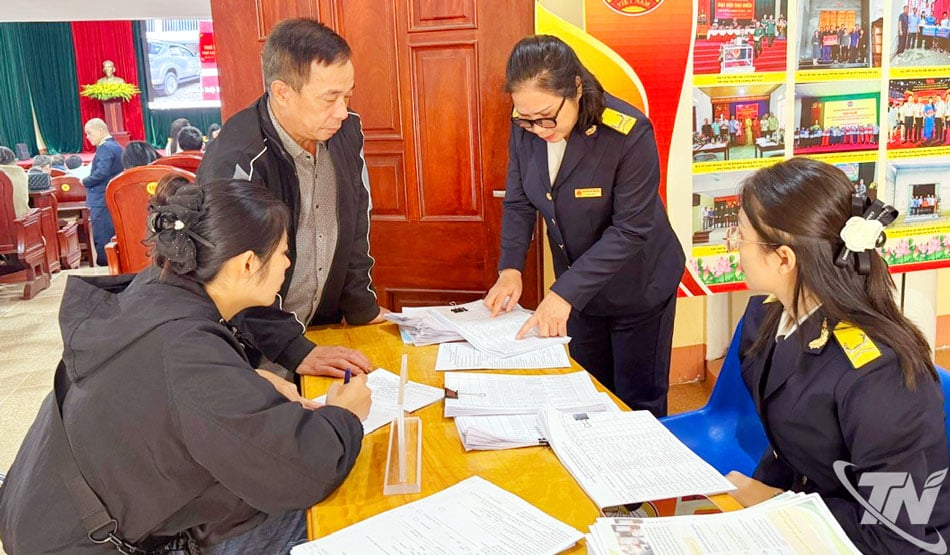 Funcționarii fiscali de la baza 6 fac publicitate gospodăriilor de afaceri cu privire la eliminarea impozitului pe sumă forfetară și trecerea la declararea forfetară.