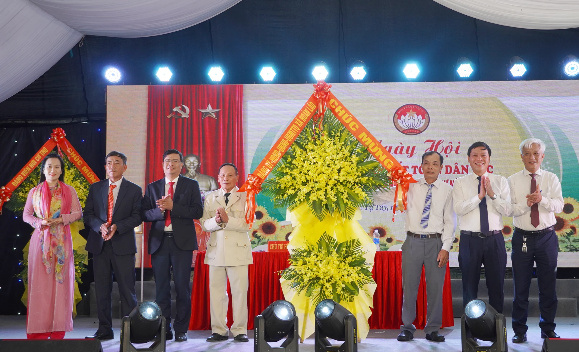 Representanter för Hoan Lao-kommunens ledare överlämnade blommor för att gratulera byn Phuc Tu Tay - Foto: L.M