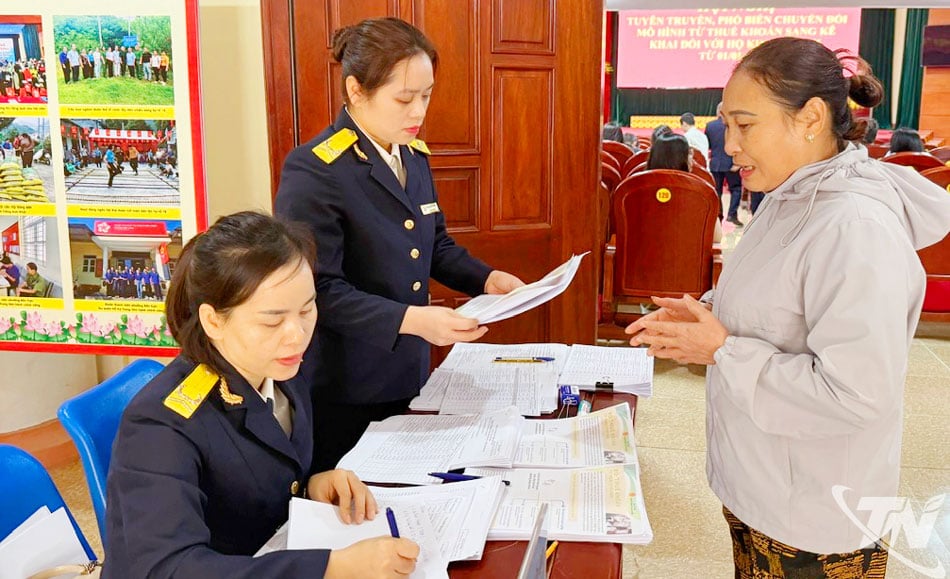 Oamenii merg proactiv la centrele comunei și de secție pentru a se înregistra și a trece de la impozitul forfetar la declararea impozitului.