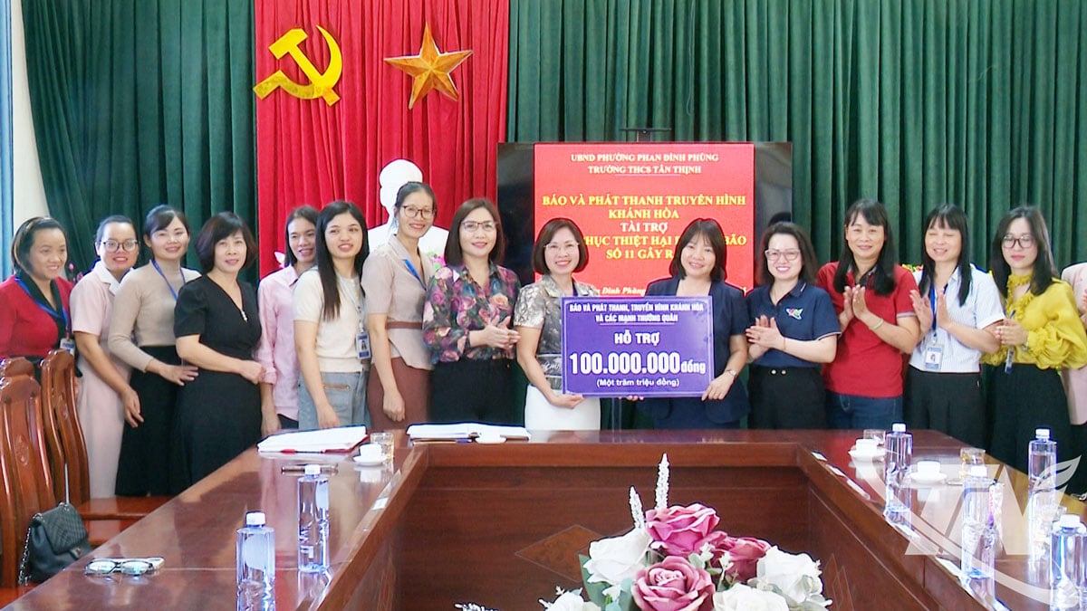 ໜັງສືພິມ ​ແຄ໋ງຮ່ວາ ​ແລະ ວິທະຍຸ​ກະຈາຍສຽງ​ຫວຽດນາມ ​ໄດ້​ສະ​ເໜີ​ການ​ໜູນ​ຊ່ວຍ​ໃຫ້​ໂຮງຮຽນ​ມັດ​ທະ​ຍົມ​ຕ່າ​ນຕີ​ງ, ຕາ​ແສງ ຟານ​ດິງ​ເຟືອງ.