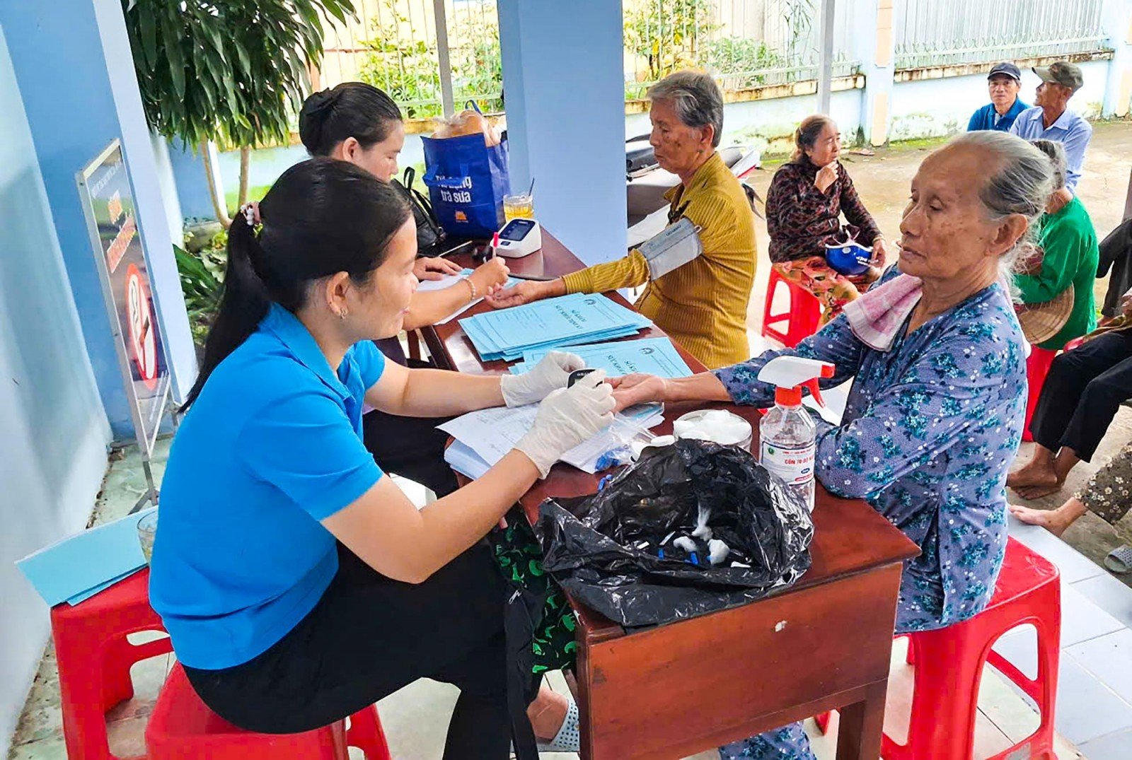 ভিন হোয়া কমিউন ৩৫০ জন বয়স্ক ব্যক্তির জন্য পর্যায়ক্রমিক স্বাস্থ্য পরীক্ষার আয়োজন করে