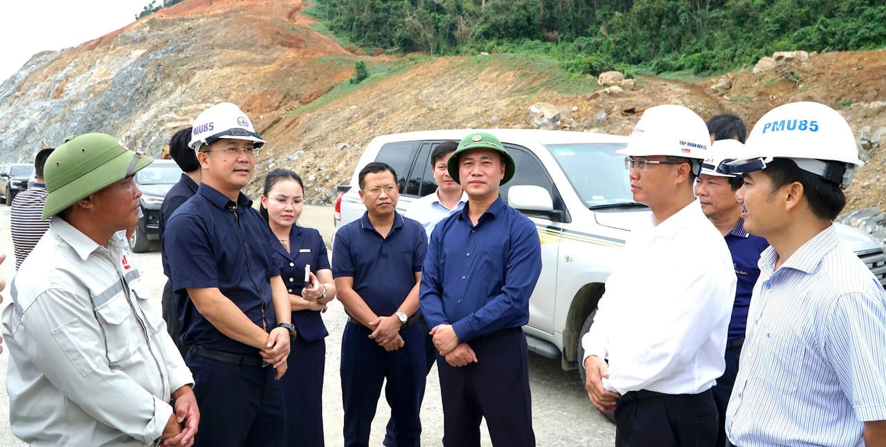 Заместитель министра Нгуен Вьет Хунг осмотрел скоростную автомагистраль Хоай Нён — Куинён и выслушал пожелания Комитета 85 и подрядчиков.