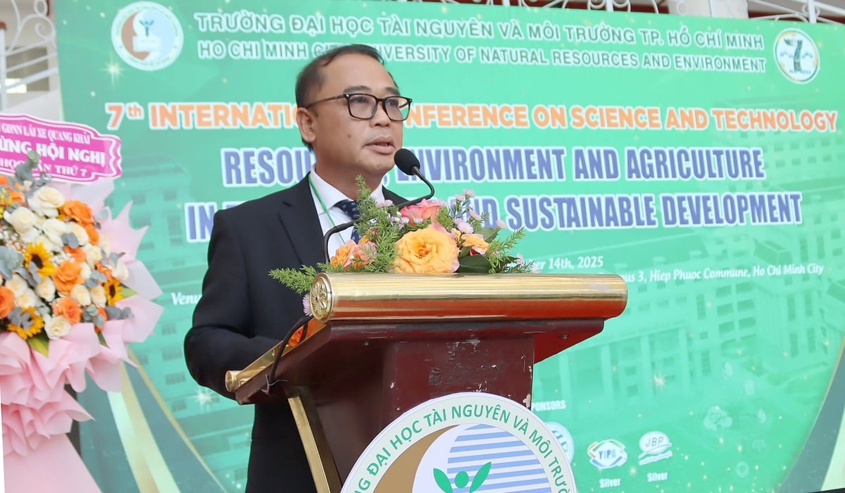 Assoc. សាស្ត្រាចារ្យបណ្ឌិត Huynh Quyen - ប្រធាន HCMUNRE ប្រធានគណៈកម្មាធិការរៀបចំ ICST-7 ក្នុងឆ្នាំ 2025 ថ្លែងសុន្ទរកថាបើក។ រូបថត៖ Tuong Tu។ PGS.TS. Huỳnh Quyền - Hiệu trưởng HCMUNRE, Trưởng Ban Tổ chức ICST-7 năm 2025 phát biểu khai mạc. Ảnh: Tường Tú.