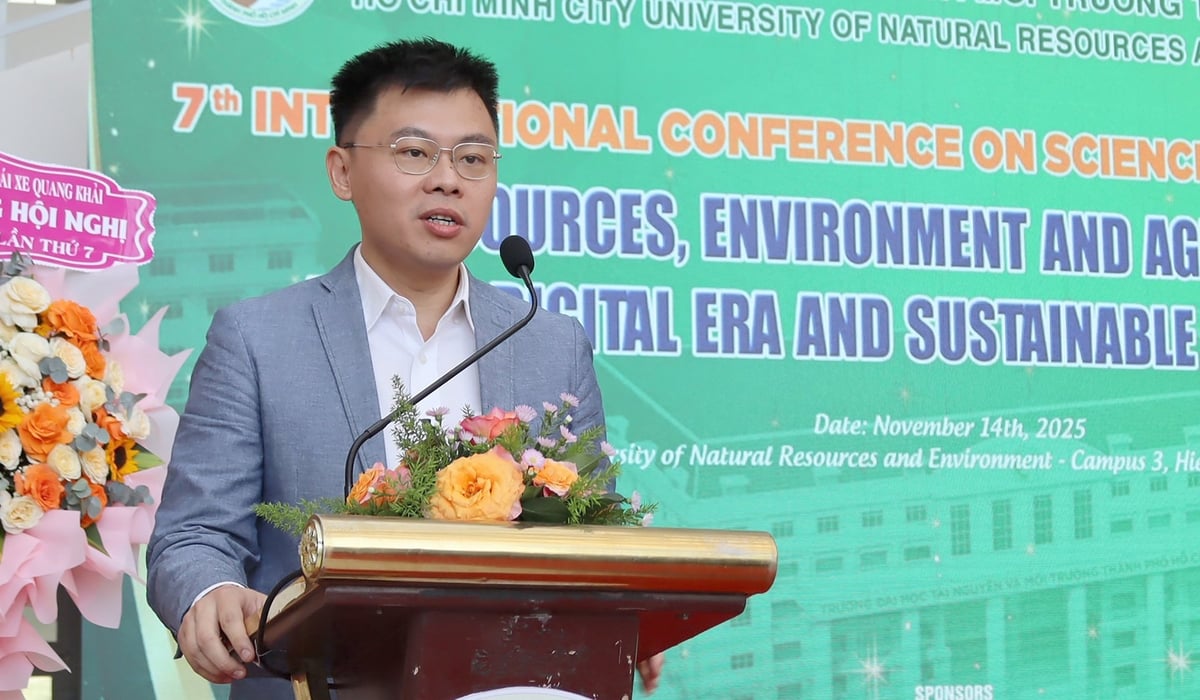 លោកបណ្ឌិត Truong Minh Huy Vu នាយកវិទ្យាស្ថានសិក្សាអភិវឌ្ឍន៍ទីក្រុងហូជីមិញ ថ្លែងសុន្ទរកថាស្វាគមន៍ ICST-7 ឆ្នាំ 2025។ រូបថត៖ Tuong Tu។ TS. Trương Minh Huy Vũ - Viện trưởng Viện Nghiên cứu Phát triển TP.HCM phát biểu chào mừng ICST-7 năm 2025 . Ảnh: Tường Tú.