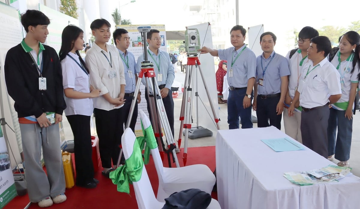 និស្សិត HCMUNRE បានចាប់អារម្មណ៍ជាពិសេសចំពោះសមិទ្ធិផលវិទ្យាសាស្ត្រ និងបច្ចេកវិទ្យារបស់សាកលវិទ្យាល័យនៅឯពិព័រណ៍។ រូបថត៖ Tuong Tu។ Các sinh viên HCMUNRE đặc biệt quan tâm thành tựu khoa học - công nghệ của Nhà trường tại Triển lãm. Ảnh: Tường Tú.