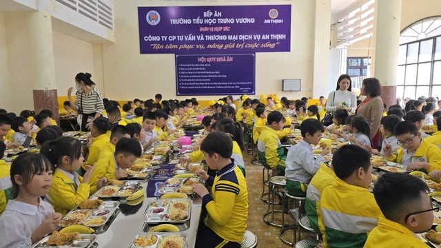 Gần 1.000 học sinh Trường Tiểu học Trưng Vương Đà Lạt trải nghiệm bữa ăn bán trú - Ảnh 1.