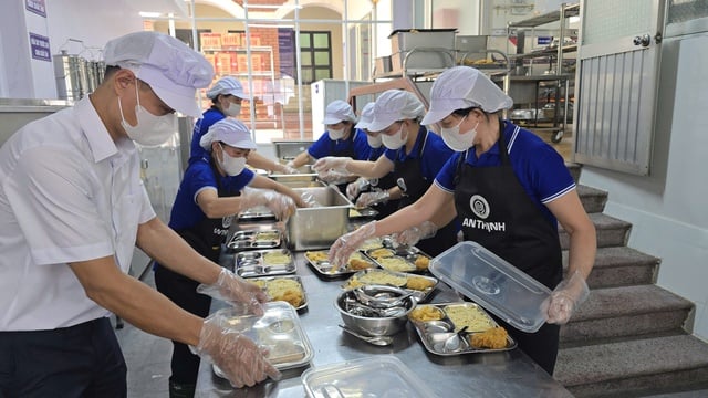 Gần 1.000 học sinh Trường Tiểu học Trưng Vương Đà Lạt trải nghiệm bữa ăn bán trú - Ảnh 2.