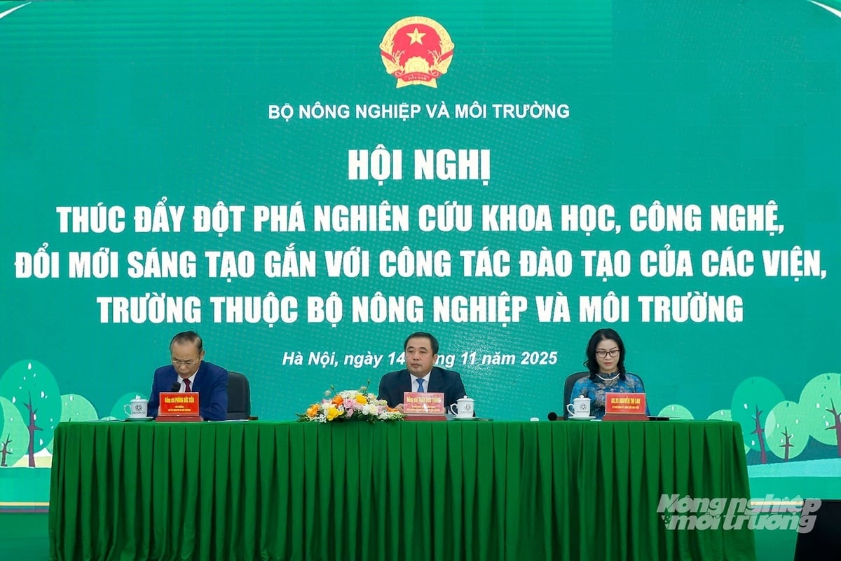 Bộ trưởng Trần Đức Thắng (ngồi giữa), Thứ trưởng Phùng Đức Tiến, GS.TS Nguyễn Thị Lan - Giám đốc Học viện Nông nghiệp chủ trì Hội nghị 'Thúc đẩy đột phá nghiên cứu khoa học, công nghệ, đổi mới sáng tạo gắn với đào tạo của các viện, trường'. Ảnh: Khương Trung.