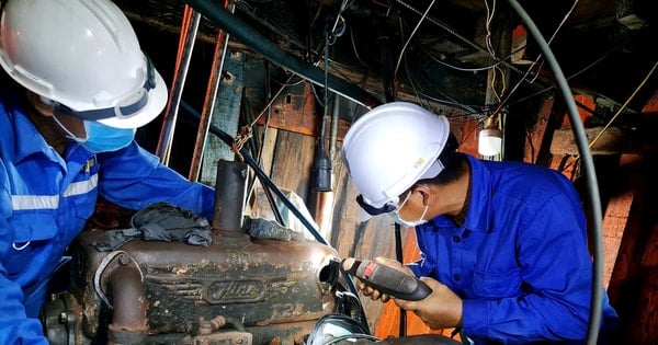 Hải đoàn 129 Hải quân kịp thời hỗ trợ ngư dân khắc phục sự cố trên biển