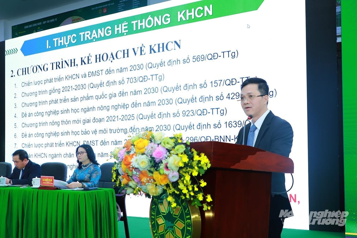Vụ trưởng Vụ Khoa học và Công nghệ Nguyễn Văn Long báo cáo tại Hội nghị. Ảnh: Khương Trung.