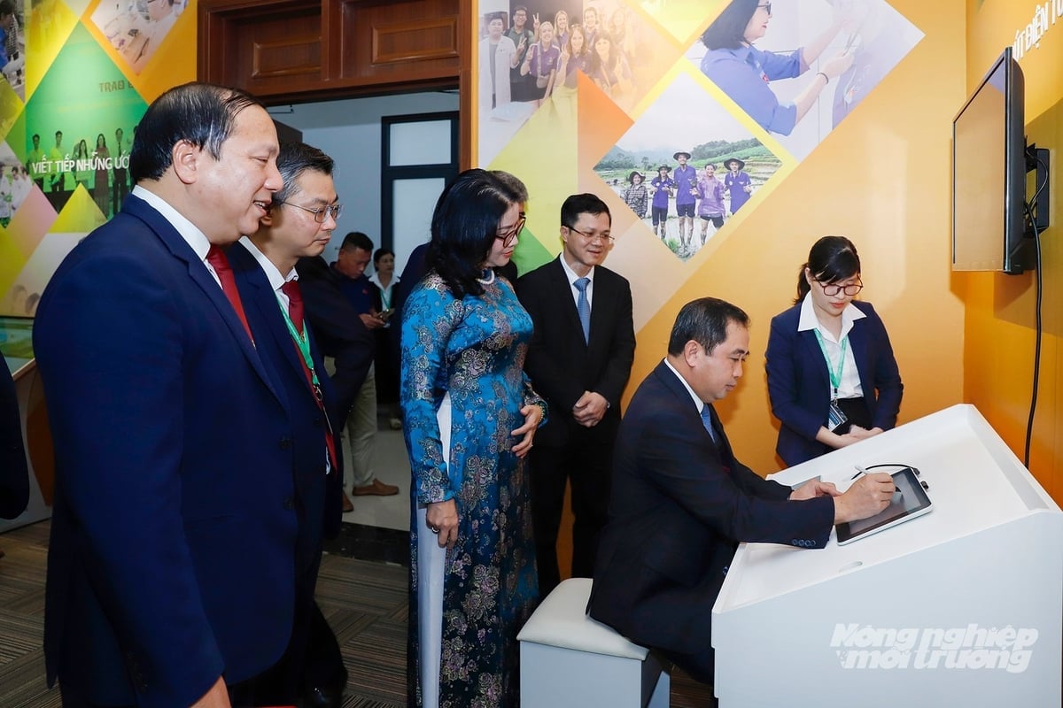 Bộ trưởng Trần Đức Thắng sử dụng công nghệ viết lưu bút tại Học viện Nông nghiệp Việt Nam. Ảnh: Khương Trung.