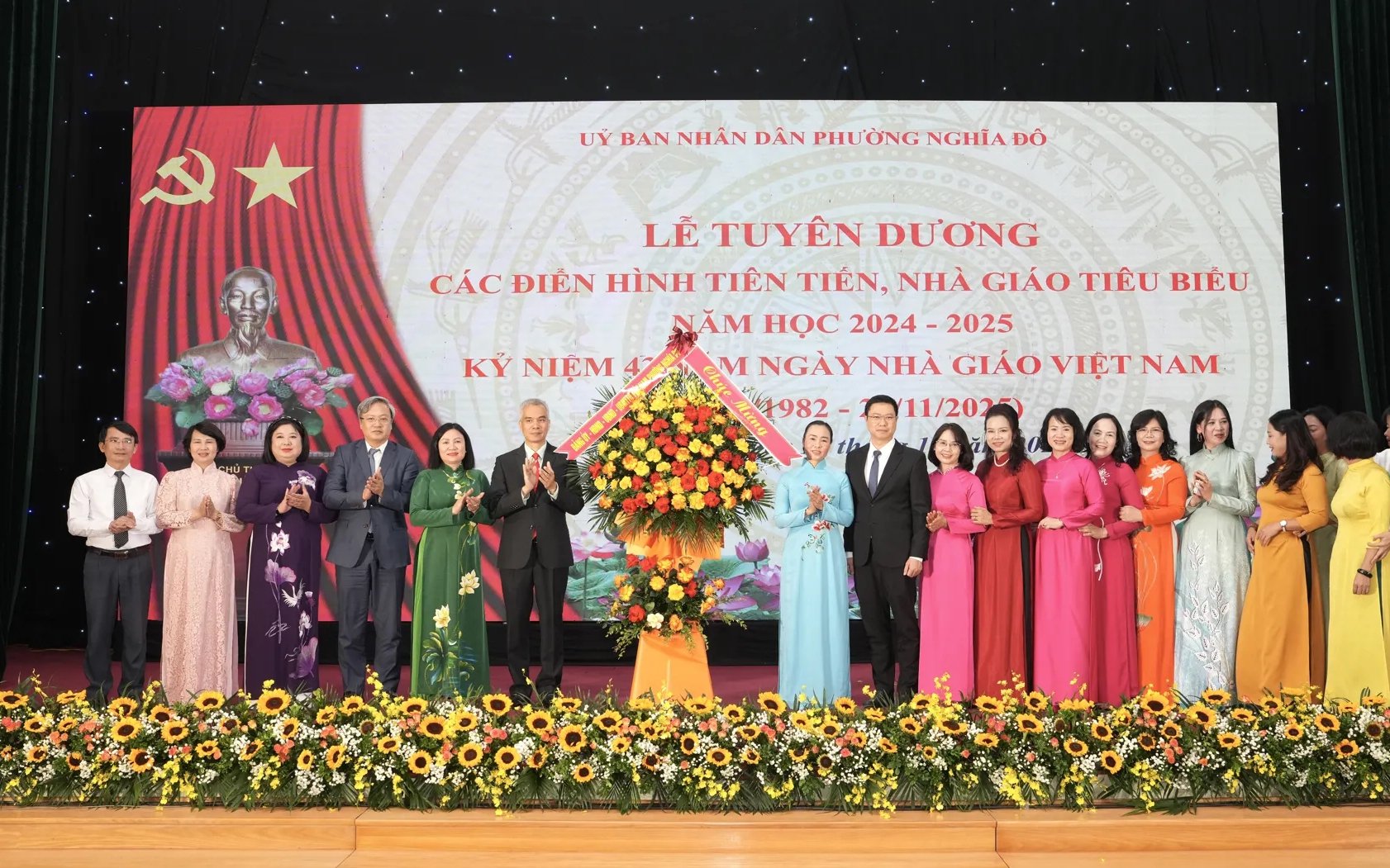 Lãnh đạo phường Nghĩa Đô tặng hoa chúc mừng ngành GD&ĐT phường