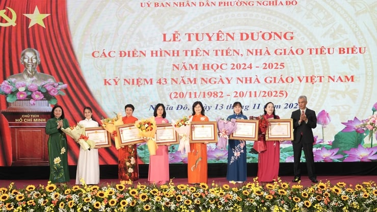 Phường Nghĩa Đô tuyên dương các nhà giáo tiêu biểu năm học 2024-2025- Ảnh 1.