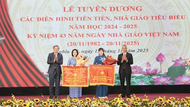 Phường Nghĩa Đô tuyên dương các nhà giáo tiêu biểu năm học 2024-2025- Ảnh 2.