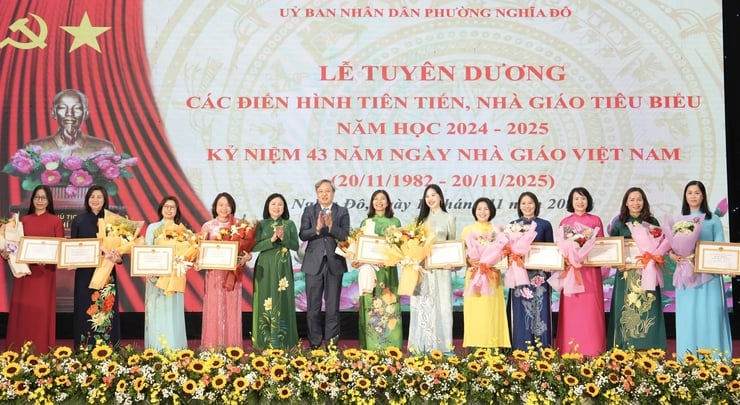 Phường Nghĩa Đô tuyên dương các nhà giáo tiêu biểu năm học 2024-2025- Ảnh 3.