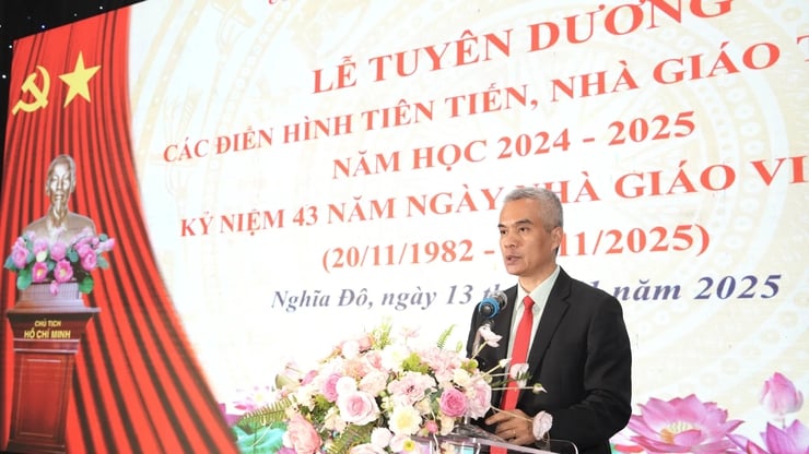Phường Nghĩa Đô tuyên dương các nhà giáo tiêu biểu năm học 2024-2025- Ảnh 4.