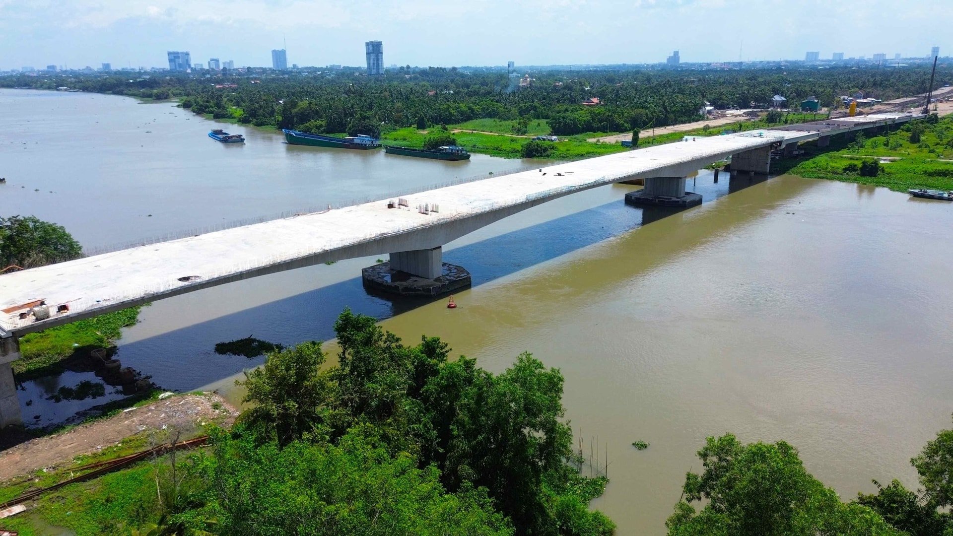 Obrázek výstavby mostu Binh Goi přes řeku Saigon, který je součástí projektu Ho Či Minova městského okruhu 3.