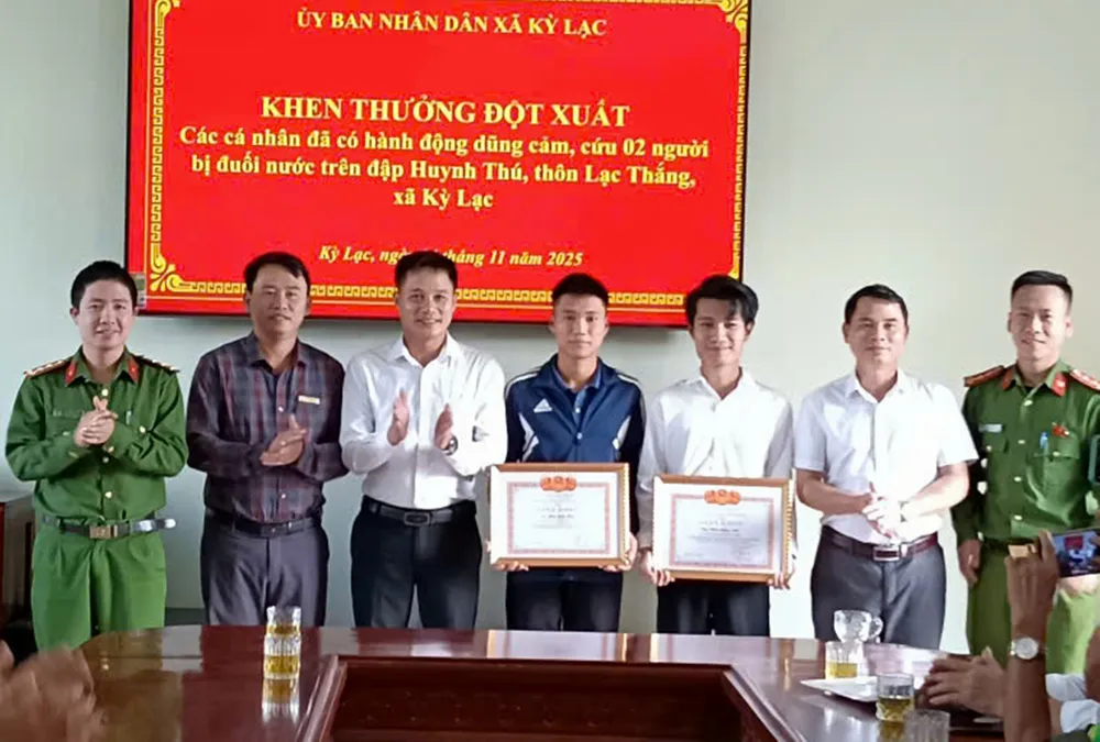 ថ្នាក់ដឹកនាំឃុំគីឡាក់ និងនគរបាលឃុំបានប្រគល់ប័ណ្ណសរសើរដល់បុគ្គល២នាក់ក្នុងចំណោម៣នាក់ ។