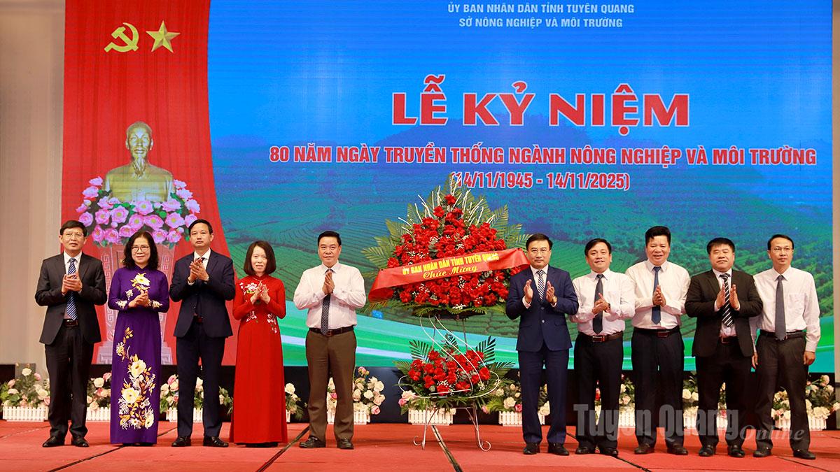 Vicepreședintele Comitetului Popular Provincial, Hoang Gia Long, a oferit un coș cu flori din partea Comitetului Popular Provincial pentru a felicita Departamentul Agriculturii și Mediului.