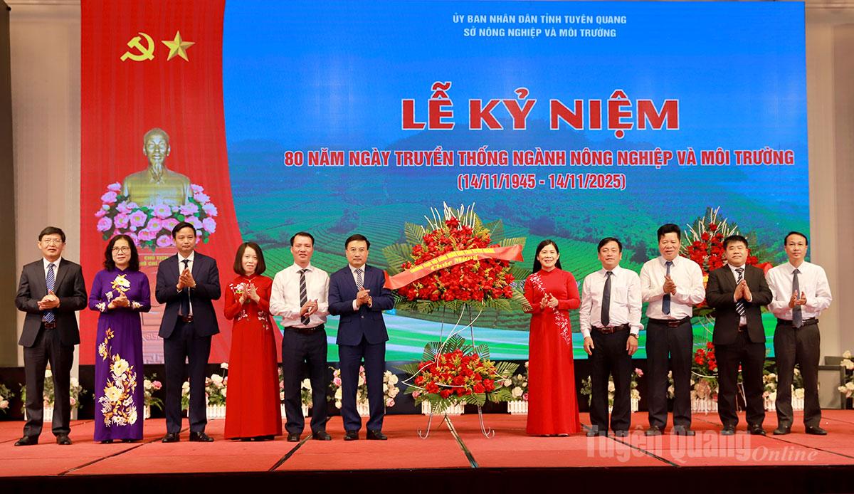 Vicepreședinta Consiliului Popular Provincial, Le Thi Thanh Tra, a oferit un coș cu flori din partea Consiliului Popular Provincial pentru a felicita Departamentul Agriculturii și Mediului.