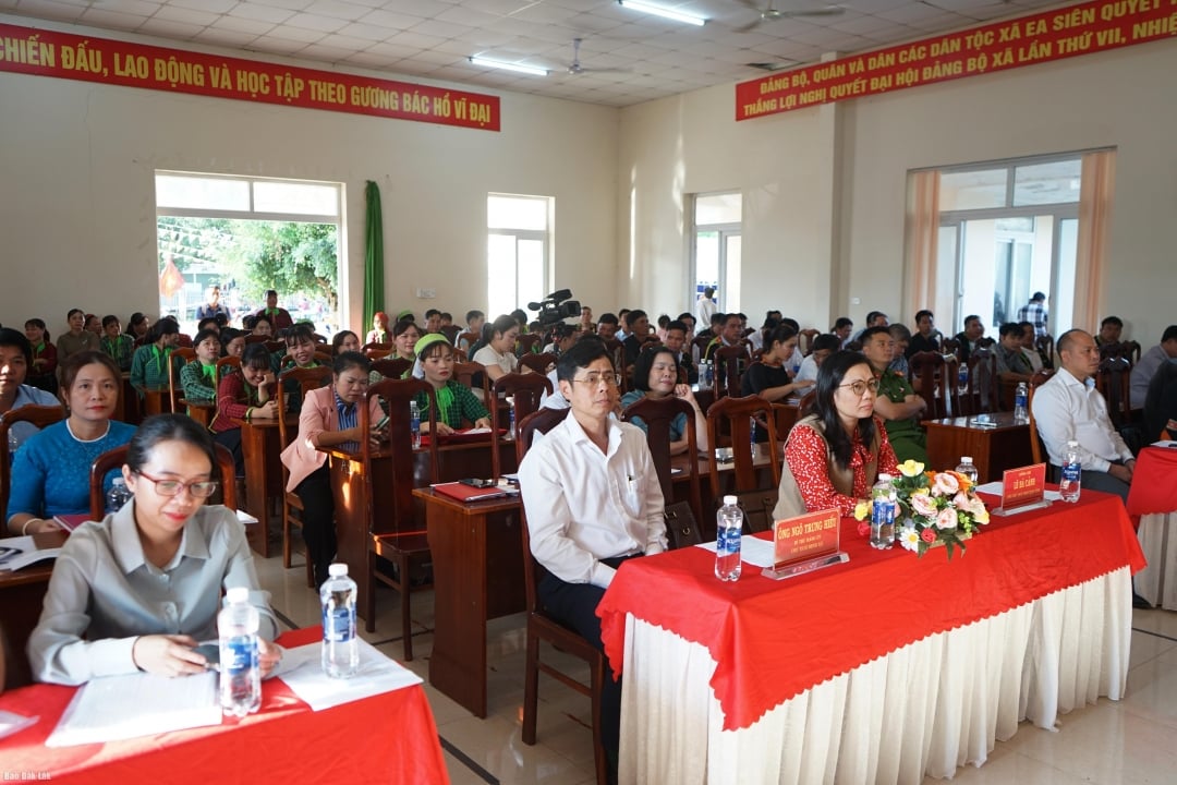 Đại biểu và nhân dân tham dự ngày hội Đại đoàn kết toàn dân tộc