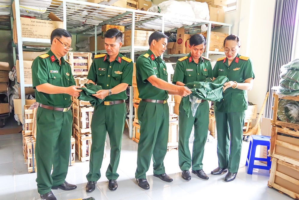 Cán bộ Phòng Hậu cần- Kỹ thuật, Bộ Chỉ huy Quân sự tỉnh kiểm tra công tác quản lý, bảo quản quân trang tại kho quân nhu.