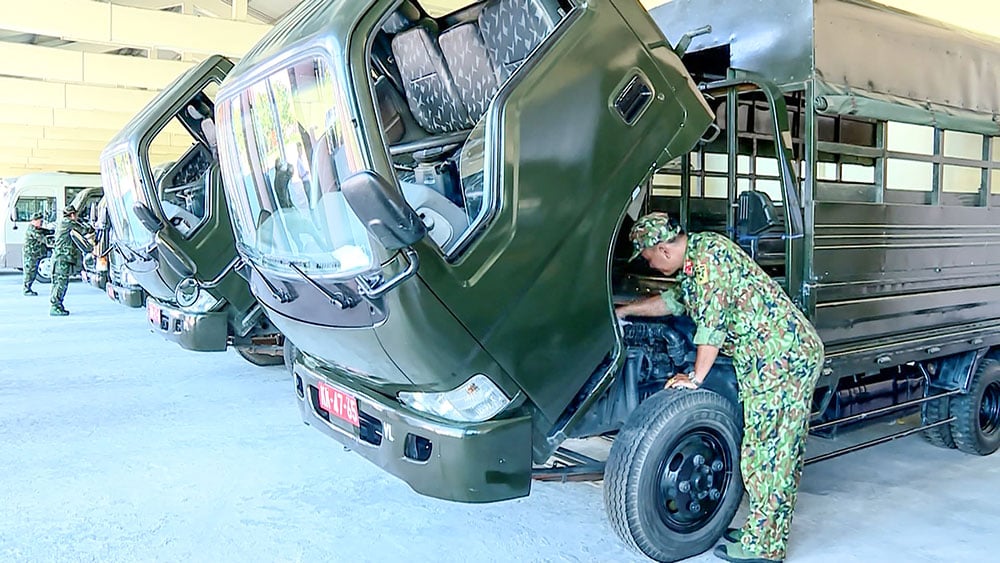 Trung đội Vận tải tổ chức kiểm tra, bảo dưỡng phương tiện vận tải.