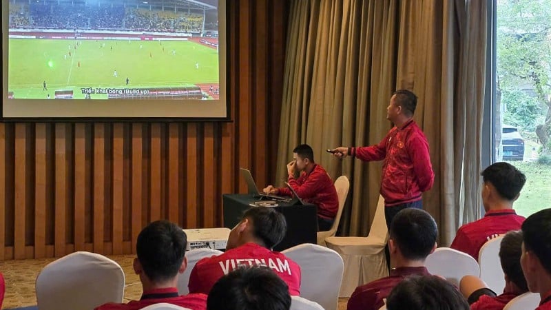 បុគ្គលិកគ្រូបង្វឹក និងកីឡាករបានវិភាគលើការថតវីដេអូនៃការប្រកួតជាមួយ U22 ចិន។ (រូបថត៖ VFF)