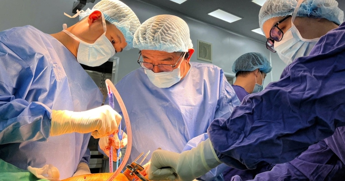 Ca mổ thay cùng lúc hai khớp gối, cắt cơn đau hơn 10 năm cho bệnh nhân 67 tuổi