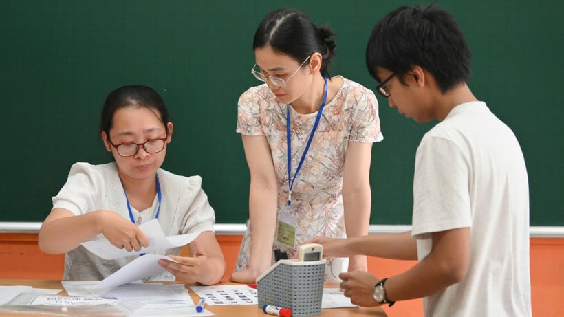 Lärare utför examensövervakningsuppgifter (illustrationsfoto).