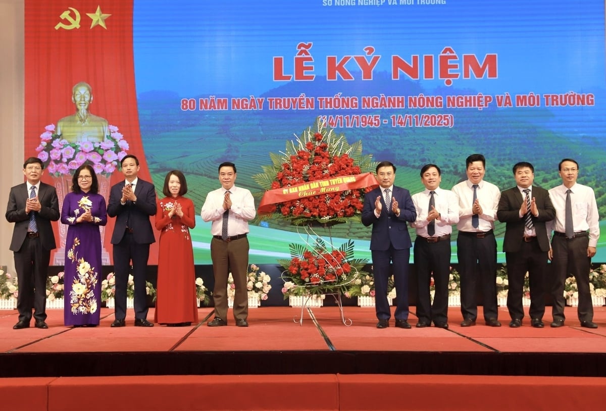 Lãnh đạo tỉnh tặng hoa chúc mừng ngành Nông nghiệp và Môi trường tỉnh Tuyên Quang. Ảnh: Đào Thanh.