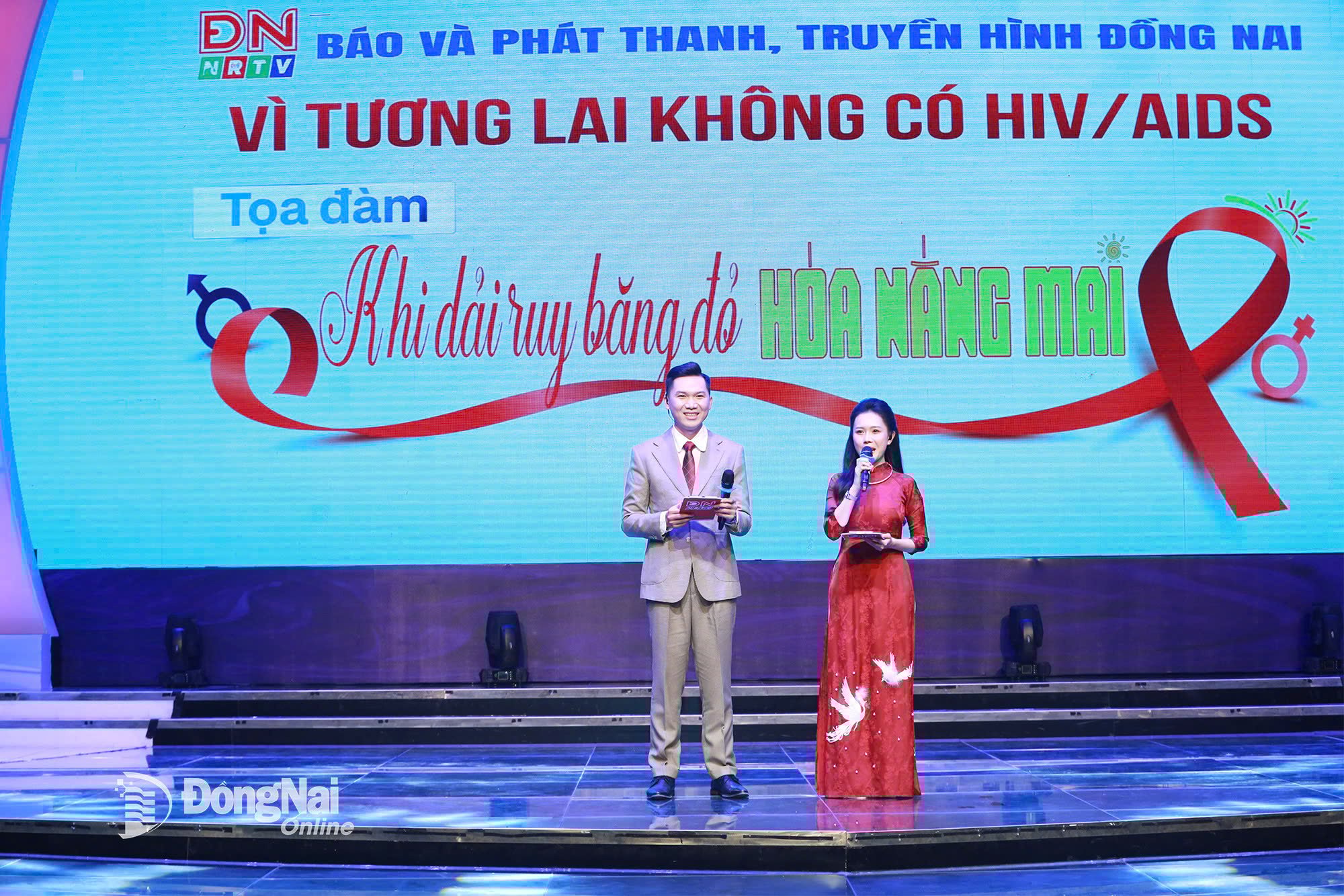 Dong Nai avis, radio og fjernsyn organiserte talkshowet «Når det røde båndet blir til morgensolskinn». Foto: Huy Anh