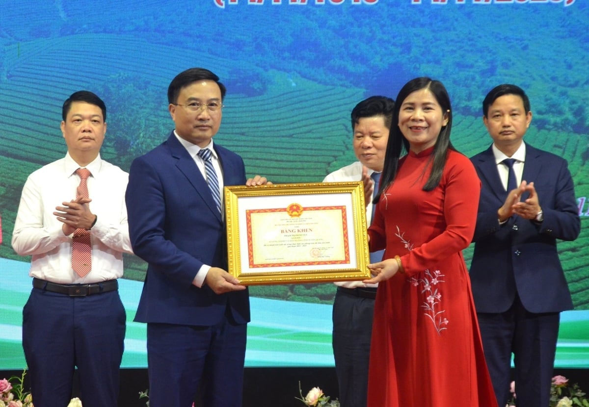 Có 3 tập thể và 10 cá nhân có thành tích xuất sắc trong các phong trào thi đua yêu nước giai đoạn 2021-2025 được nhận Bằng khen của Bộ trưởng Bộ Nông nghiệp và Môi trường. Ảnh: Đào Thanh.