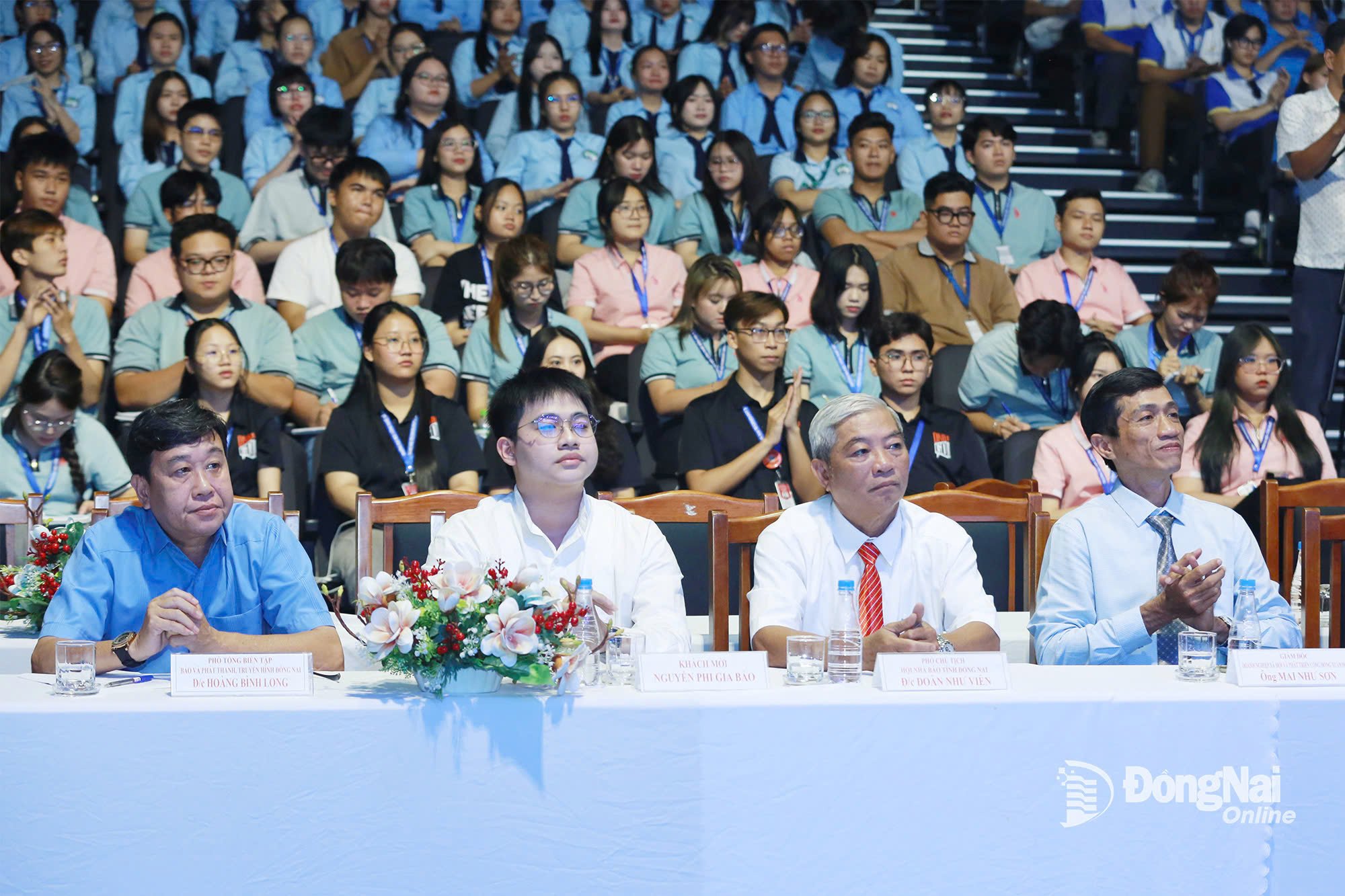 Delegater som deltar på talkshowet Når det røde båndet blir til morgensol. Foto: Huy Anh
