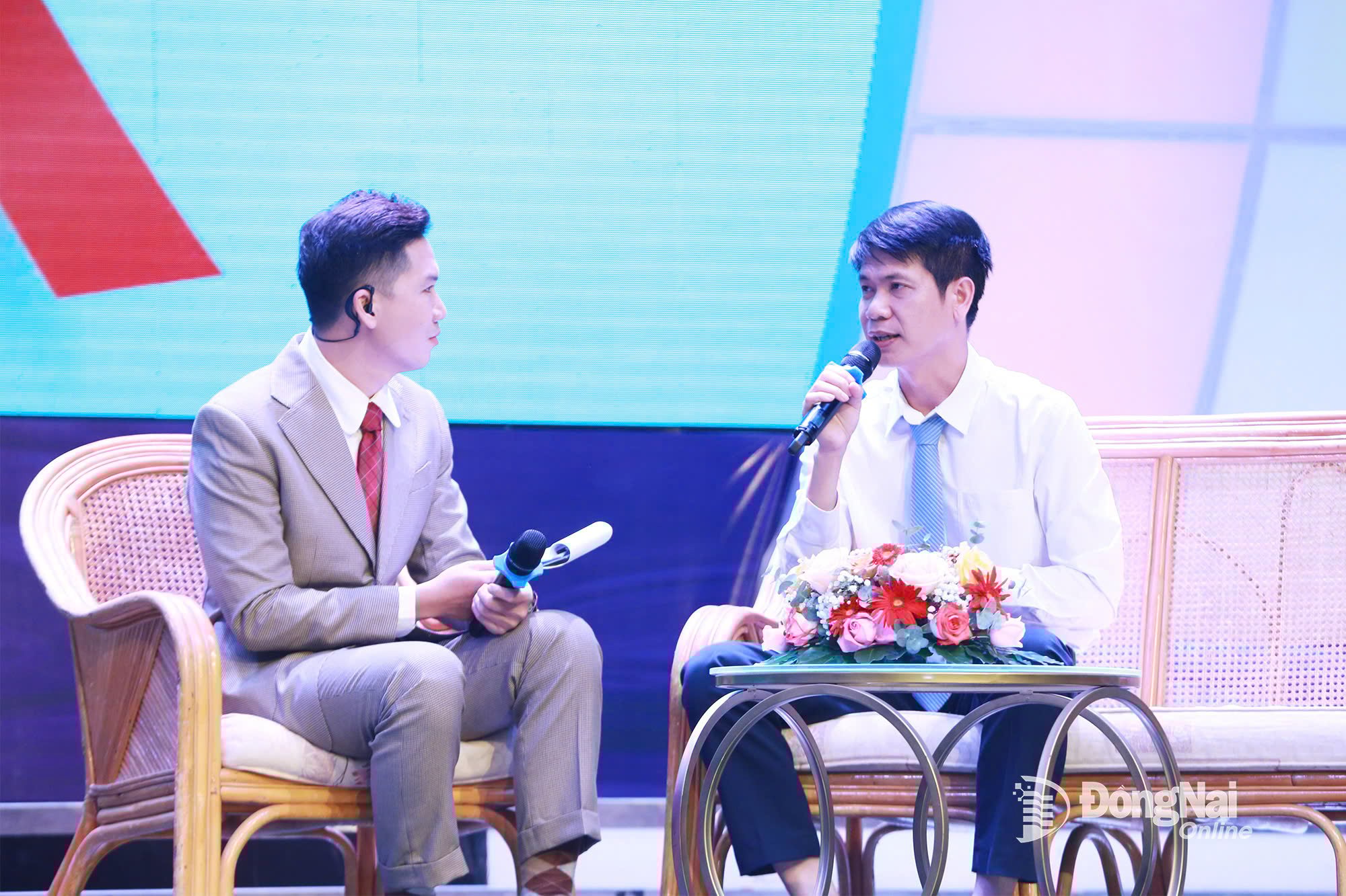 Karakterene deler historiene sine på showet. Foto: Huy Anh