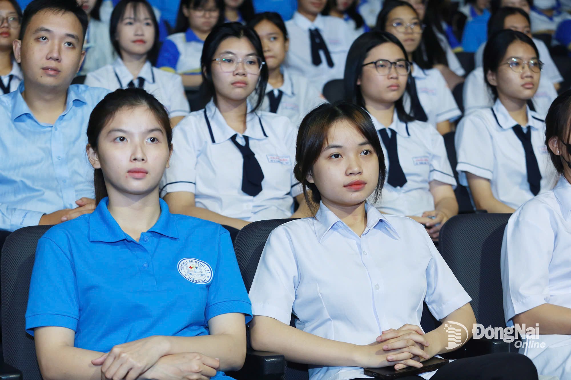 Programmet tiltrakk seg oppmerksomheten til mange studenter som studerer ved universiteter, høyskoler og videregående skoler i Dong Nai. Foto: Huy Anh