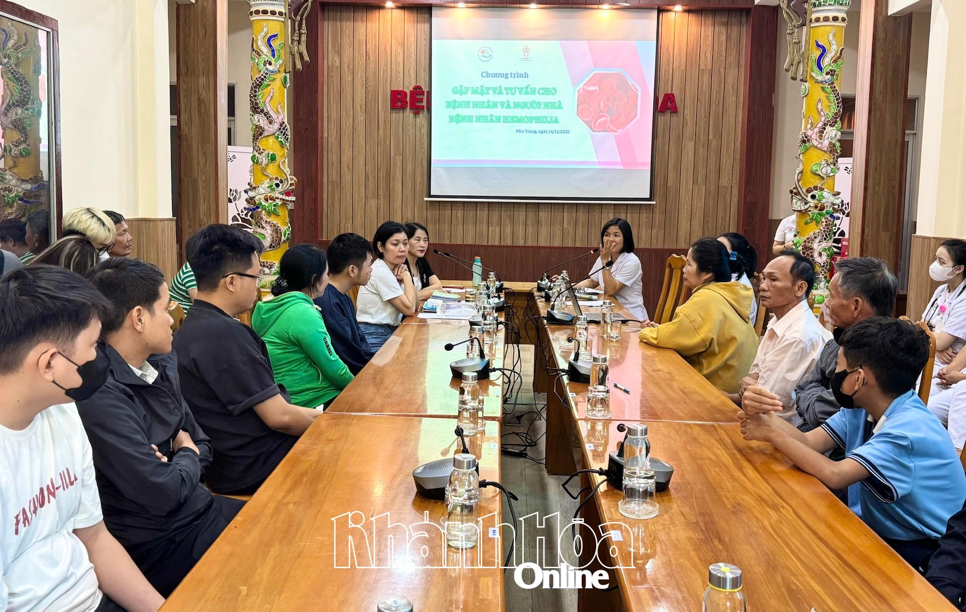 អ្នកជម្ងឺ Hemophilia ទទួលបានការពិគ្រោះដោយផ្ទាល់ពីបុគ្គលិកពេទ្យនៃអង្គភាពទាំងពីរ។