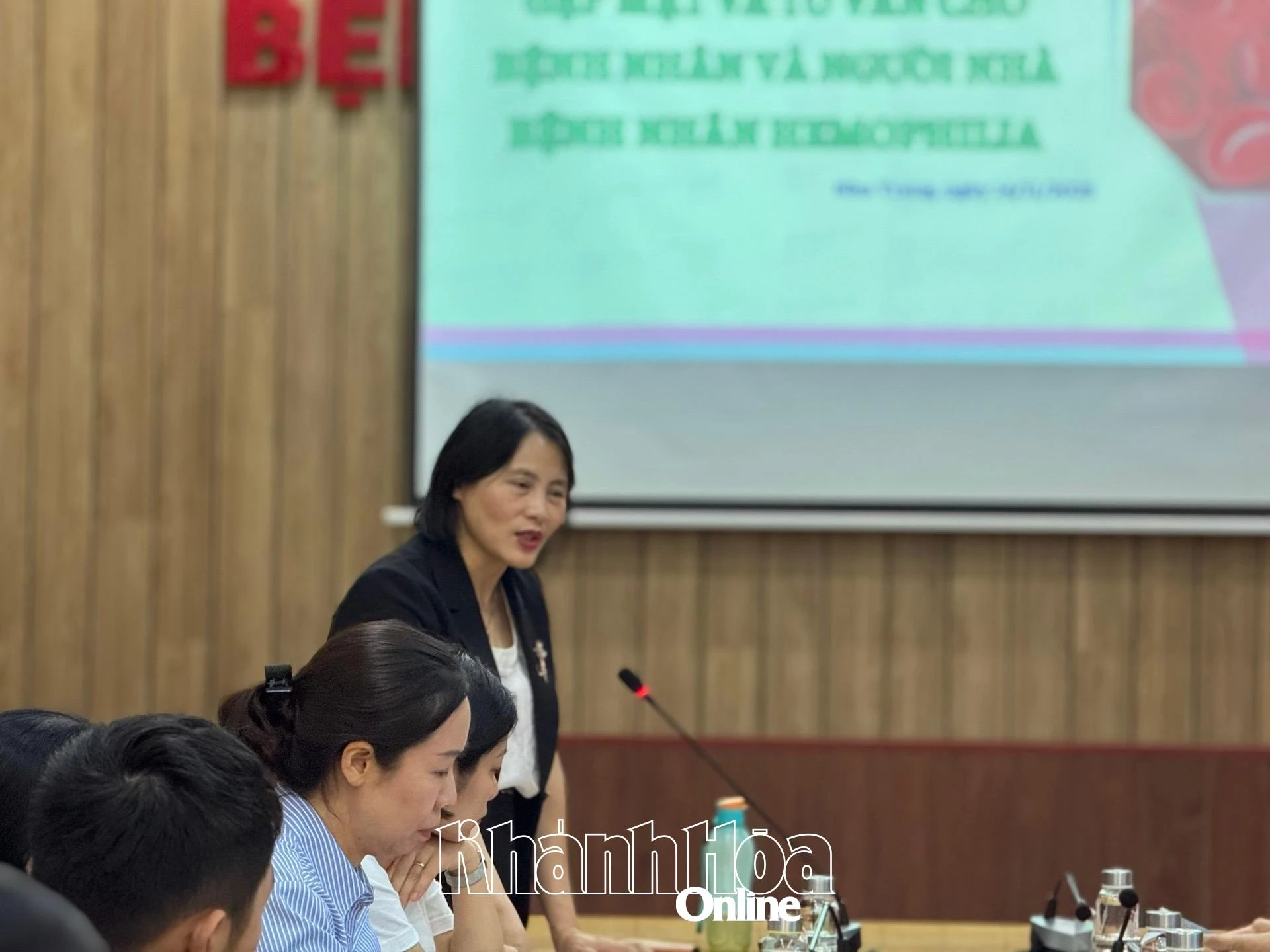 តំណាង​គណៈប្រតិភូ​មជ្ឈមណ្ឌល Hemophilia បាន​ពិភាក្សា​ការងារ​ព្យាបាល​នៅ​ក្នុង​កិច្ច​ប្រជុំ​ការងារ។