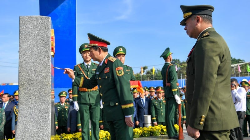 General Phan Van Giang, Politburo member, Deputy Secretary of the Central Military Commission, Minister of National Defense, conducted the ceremony of painting sovereignty marker 171.