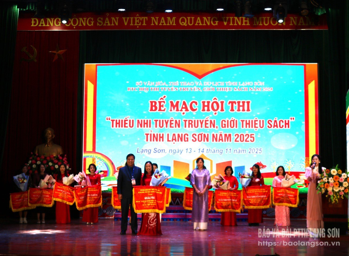 ថ្នាក់ដឹកនាំមន្ទីរអប់រំ និងបណ្តុះបណ្តាល បានប្រគល់ទង់ជាតិ ជូនតំណាងក្រុមជ័យលាភីលេខ២ ក្នុងការប្រកួត។