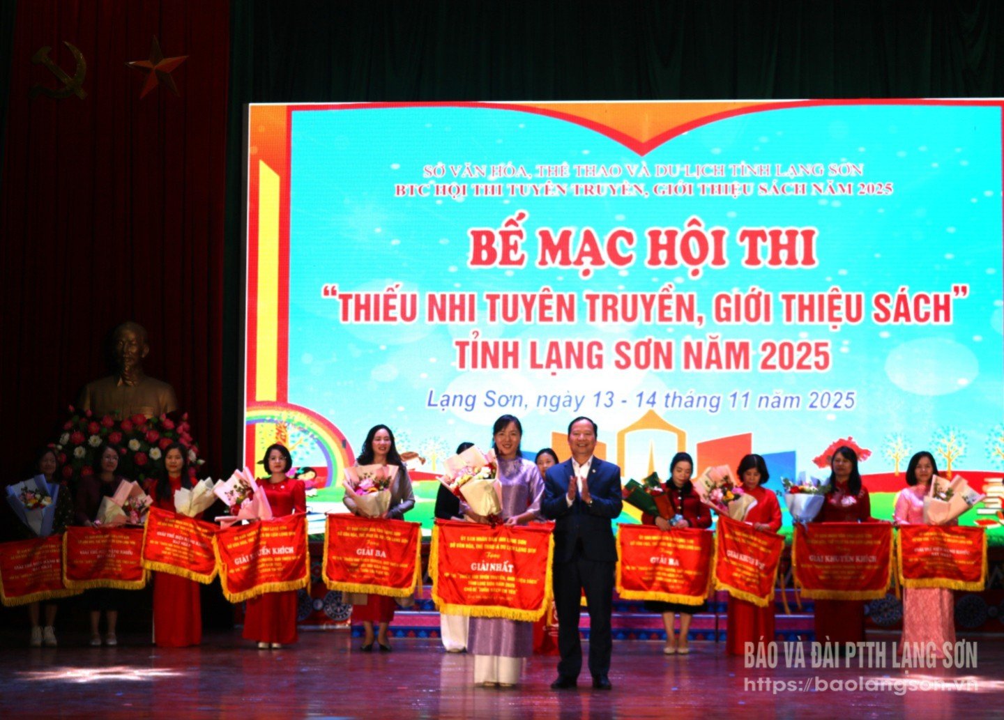 ថ្នាក់ដឹកនាំមន្ទីរវប្បធម៌ កីឡា និងទេសចរណ៍ ប្រគល់ទង់ជាតិ ជូនតំណាងក្រុមជ័យលាភីលេខ១ ក្នុងការប្រកួត។