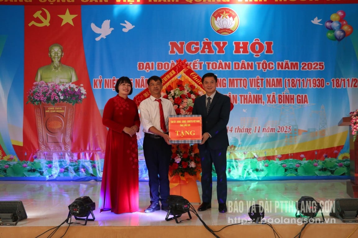 សមមិត្ត Dinh Huu Hoc សមាជិកគណៈកម្មាធិការអចិន្ត្រៃយ៍បក្សខេត្ត អនុប្រធានអចិន្ត្រៃយ៍គណៈកម្មាធិការប្រជាជនខេត្ត ជូនផ្កា និងអំណោយដល់ភូមិ Tan Thanh។